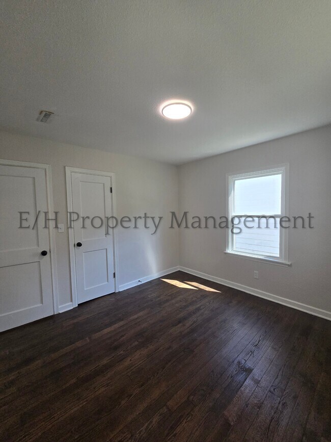 Building Photo - 828 S Pershing St