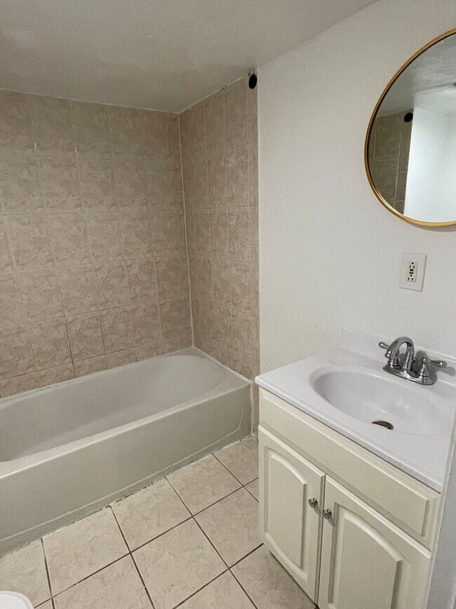 Building Photo - Bright, Spacious Single Family in Central Lowell, 4/5 Bedrooms, Off-street parking