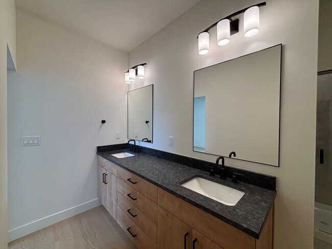 Building Photo - HURRICANE TOWNHOME FOR RENT!