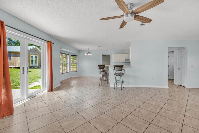 Building Photo - Spacious 3/2 w/Electricity Included Availa...