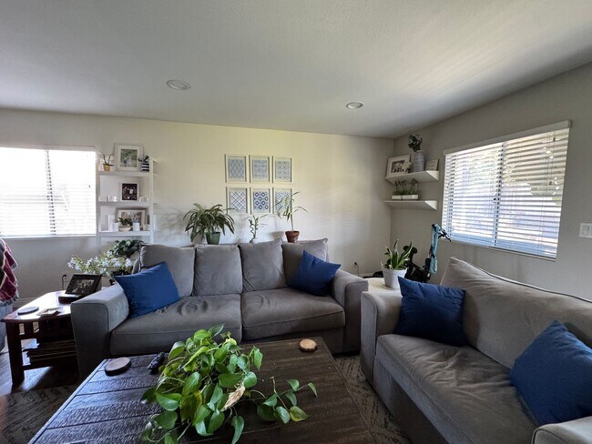 Building Photo - Beautifully Updated 4 Bedroom, 3 Bath Sing...