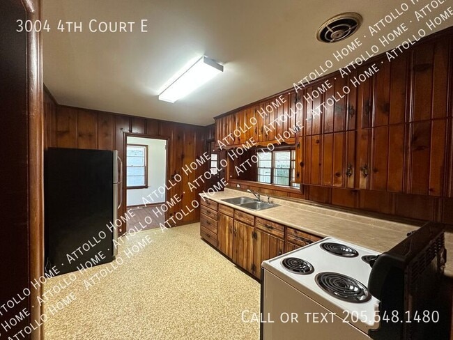 Building Photo - 3004 4th Ct E