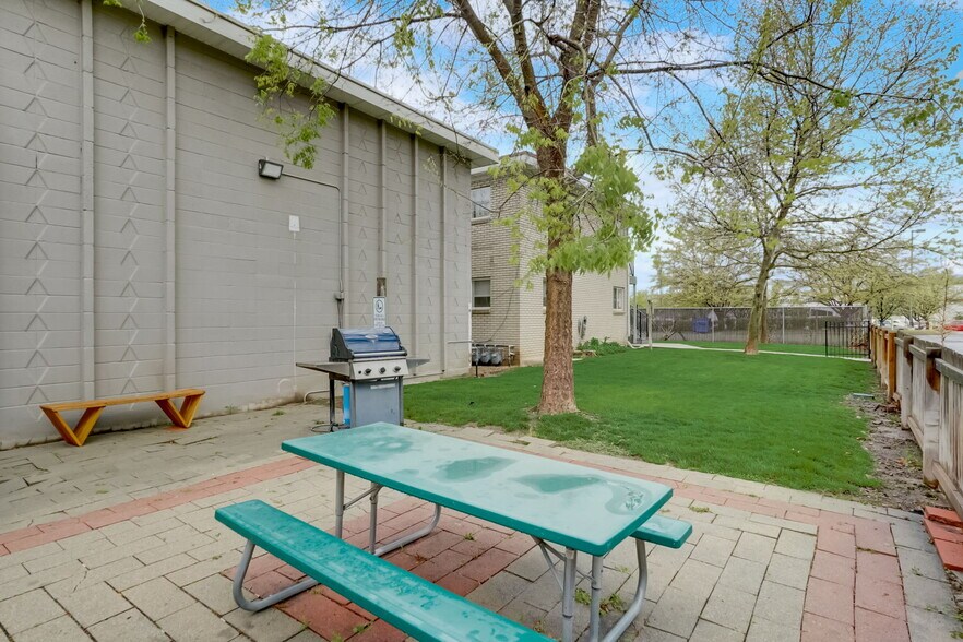 Building Photo - 2180 S Lake St