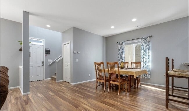 Building Photo - Large 4 bedroom home-Pet friendly!