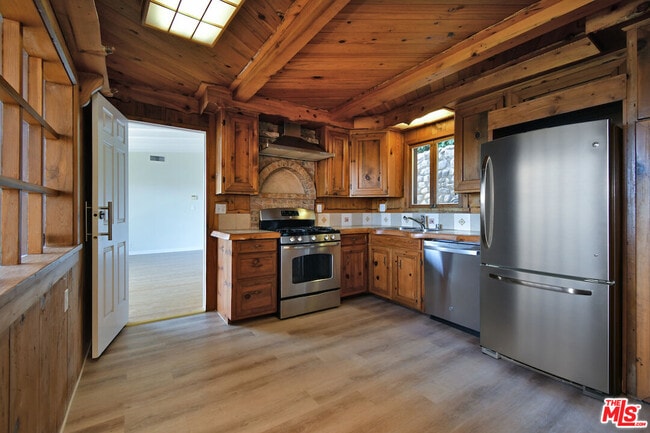 Building Photo - 3682 Berry Dr