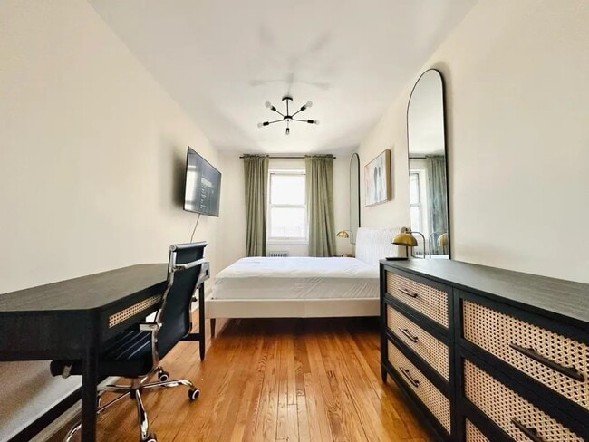 Building Photo - Furnished room/NOT APARTMENT