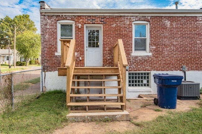 Building Photo - 4048 Walsh St