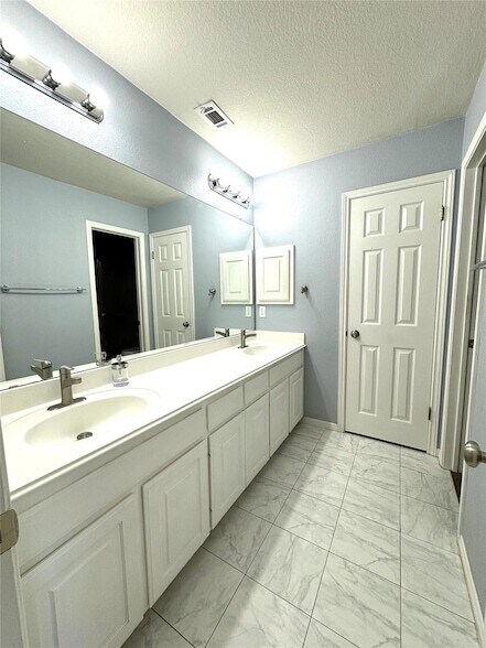 Building Photo - 8807 Splitarrow Dr