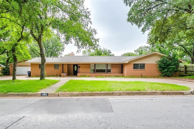Primary Photo - 1601 Holt St