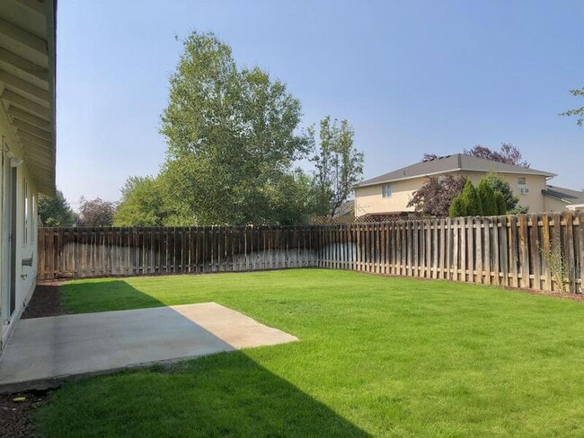 Building Photo - 735 NE Negus Pl