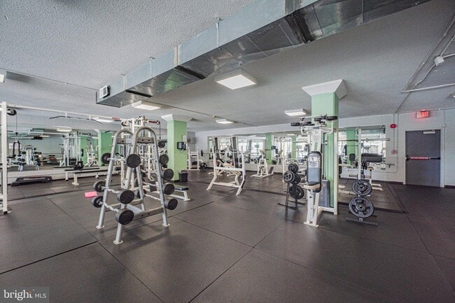 Building Photo - 4600 S Four Mile Run Dr