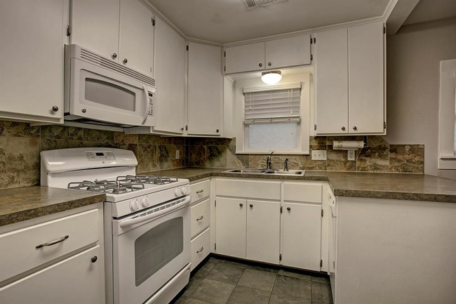 Building Photo - 1222 W 25th St