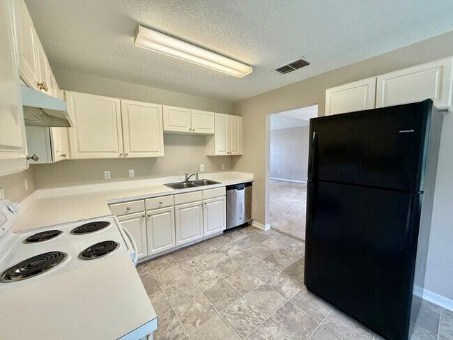 Building Photo - LARGE AND SPACIOUS 4/3 HOME IN EAST ORLANDO WEDGEFIED COMMUNITY