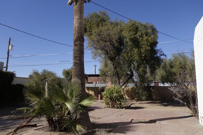 Building Photo - 2 bedroom, 1 bath house with a den in Sam ...