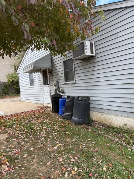 Building Photo - 251 Davis Ave