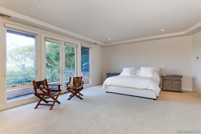 Building Photo - 6717 La Jolla Scenic S Dr
