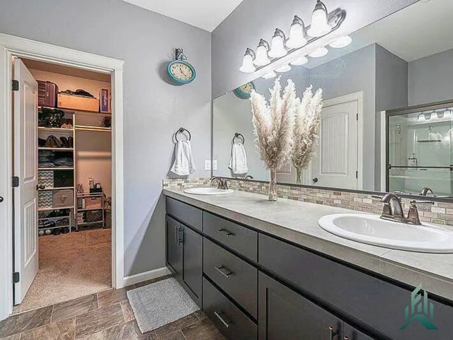 Building Photo - Updated 3 bedroom, 2 bathroom Single-famil...