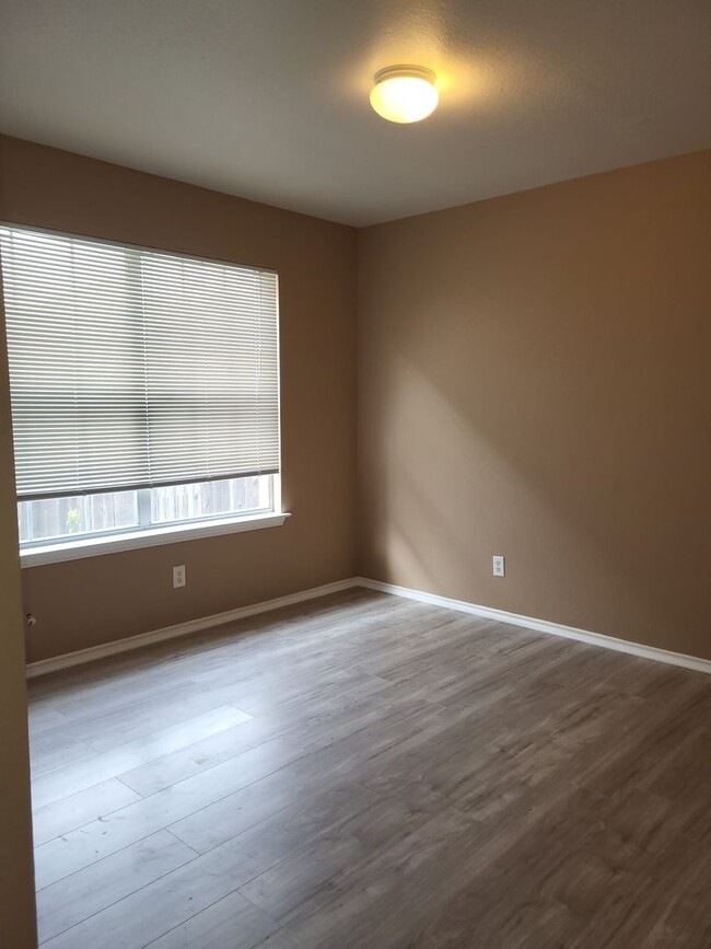 Building Photo - Well Maintained Corner Lot Property Ready ...