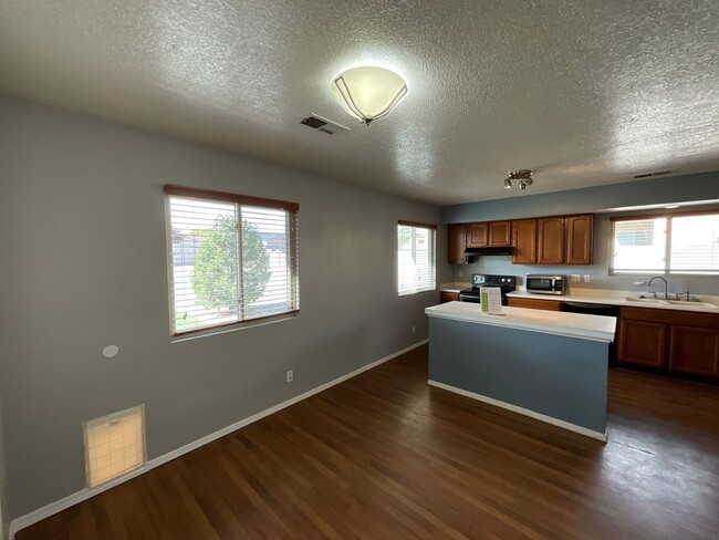 Building Photo - 3 Bedroom Single Story Home Available In E...