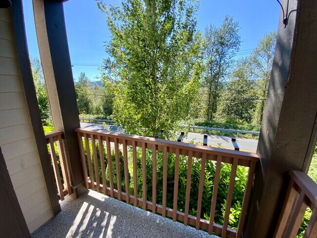 Building Photo - Stunning Home with Great Views