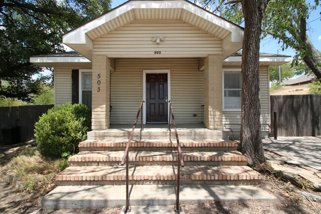 Building Photo - Charming 2 Bedroom 2 Bath House w/ Bonus R...