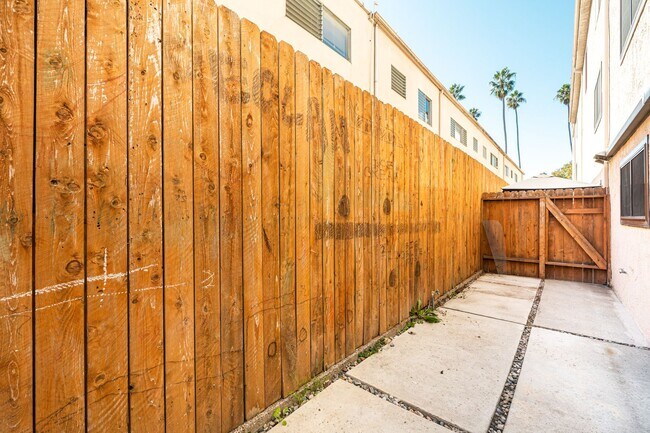 Building Photo - Prime Location 3 bedroom Townhome with Central A/C & Heat. Laundry in unit. Side-by-Side parking.