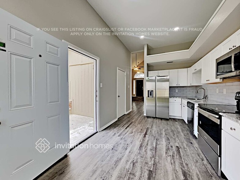 Building Photo - 9218 Oak Hollow Dr