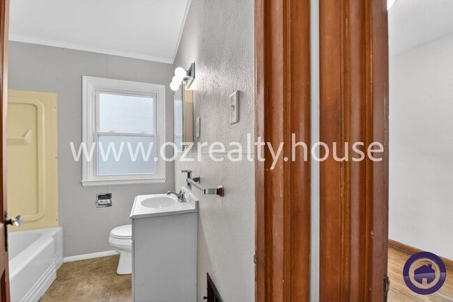 Building Photo - 110 Pasadena Blvd