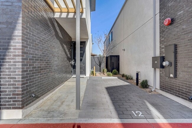 Building Photo - Available Modern Long Term Unfurnished hom...