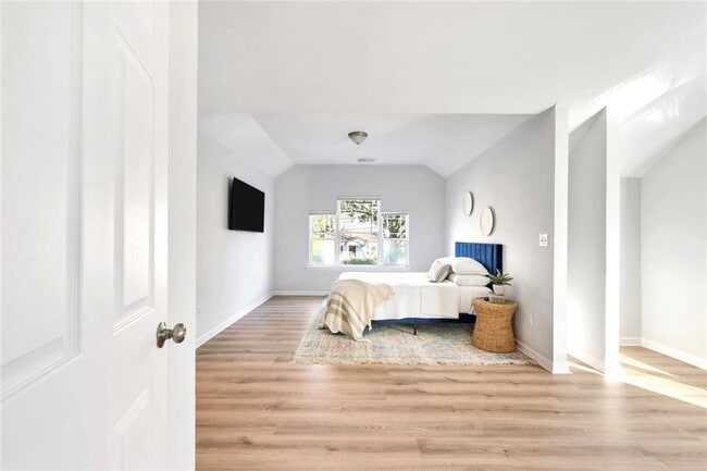 Building Photo - 56 Holly Rd NW