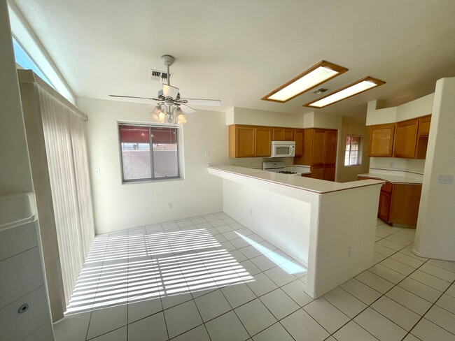 Building Photo - Great 3 Bedroom, 2 Bathroom Home in El Camino Village on the Parkway!