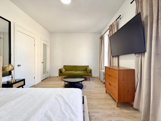 Building Photo - Furnished room/NOT APARTMENT