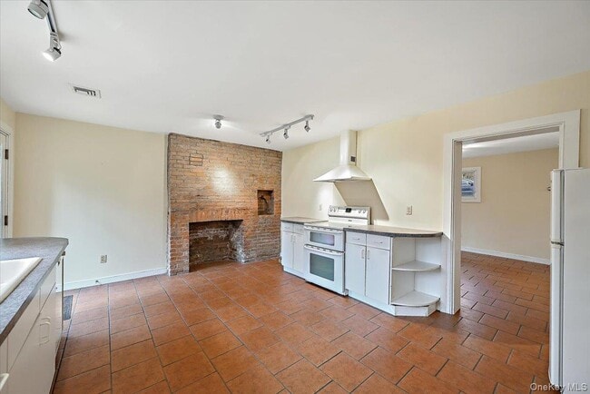 Building Photo - 948 Craigville Rd