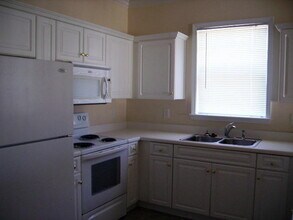 Building Photo - SPECIAL!  2 bedroom/2 bath condo in Heatherstone - 1/2 half rent 2nd month