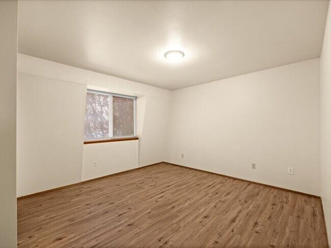 Building Photo - 400 S Morain St