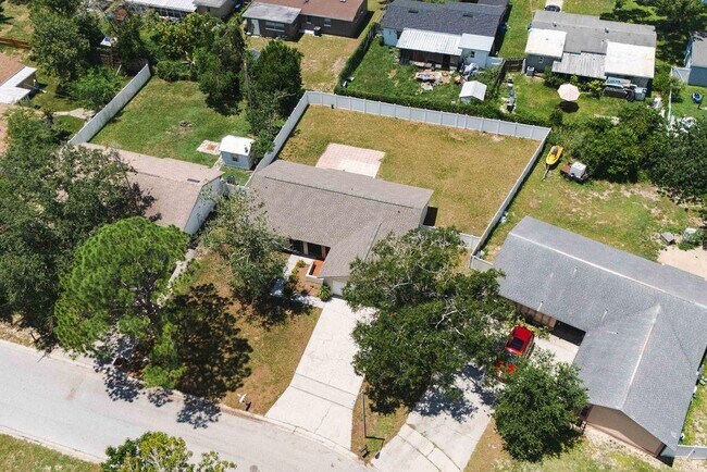 Building Photo - 7504 N Sanibel Cir