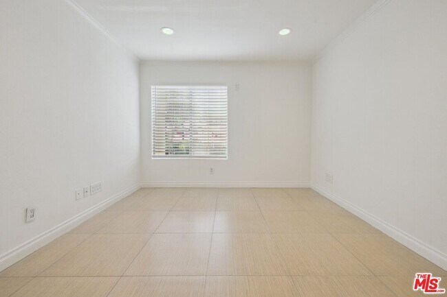 Building Photo - 5535 Canoga Ave