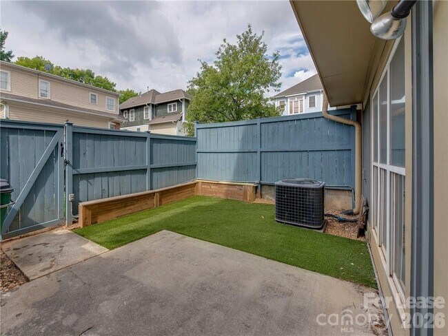 Building Photo - 927 Garden District Dr