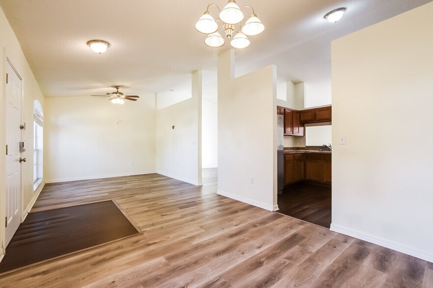 Building Photo - 7172 Summit Dr