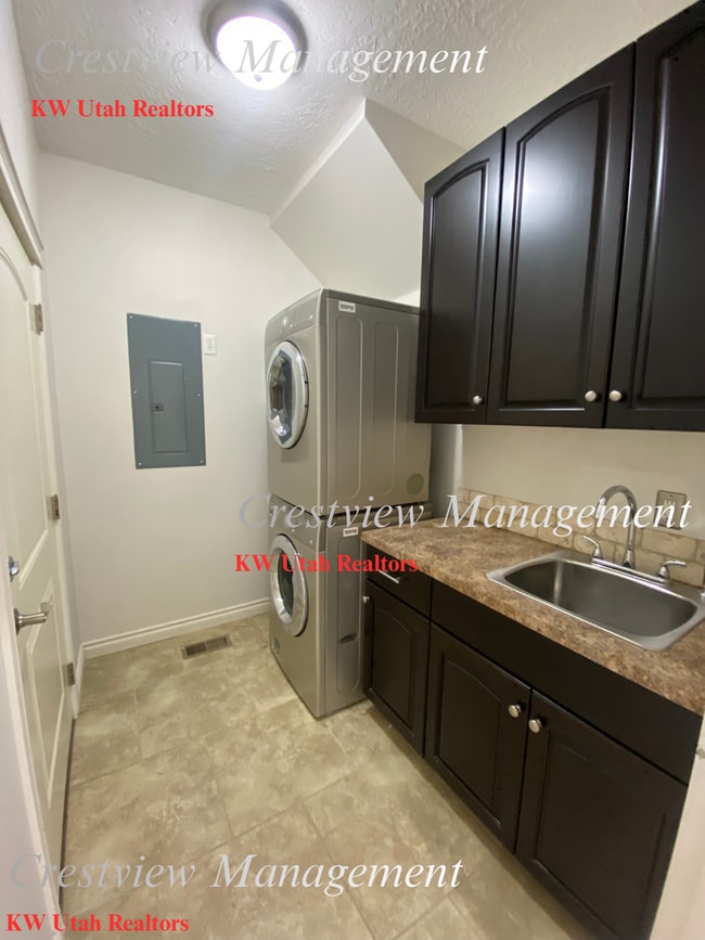 Building Photo - Charming 3 Bed, 2 Bath Home in South Salt Lake!