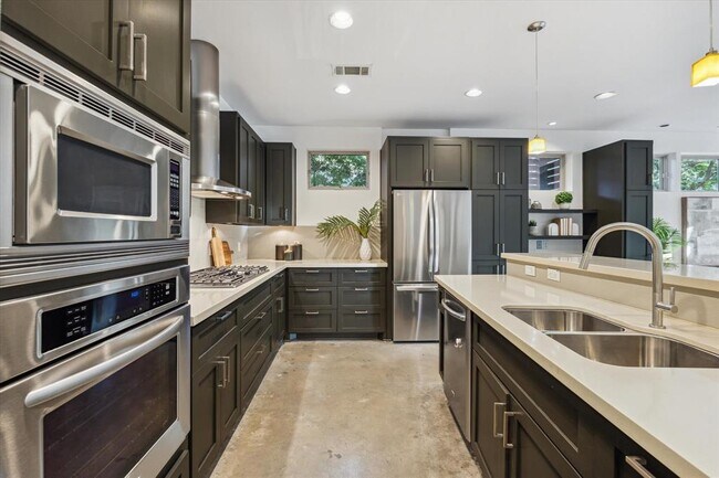 Building Photo - 133 Frederick St