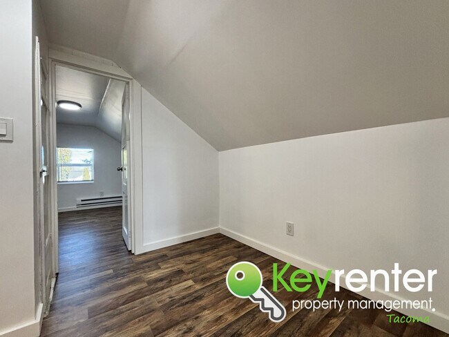 Building Photo - Updated 3-Bedroom Home for Rent in Central...