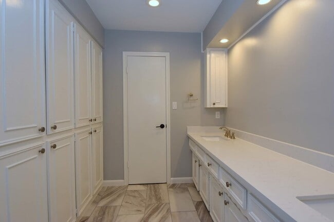 Building Photo - 10802 Meadow Lake Ln