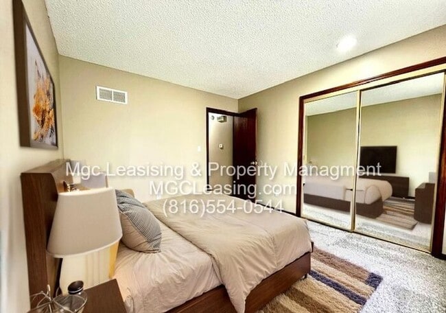 Building Photo - Spacious Duplex with Bonus Room within Wal...