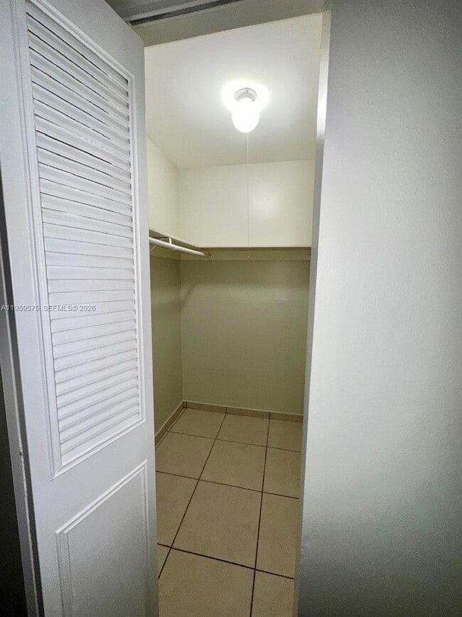 Building Photo - 10786 N Kendall Dr