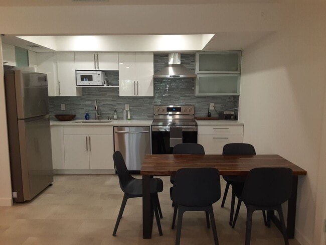 Building Photo - Seasonal-Beautifully renovated top floor 2/2 condo downtown Sarasota.