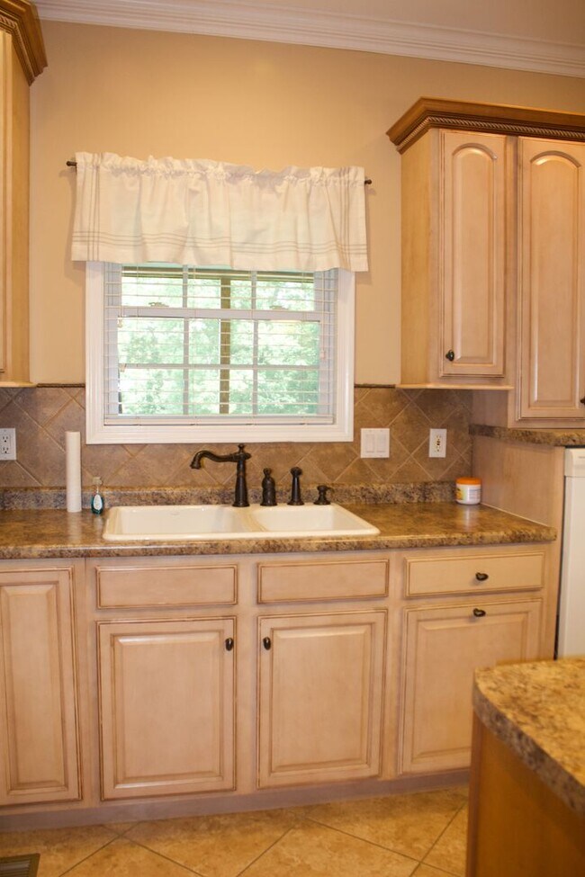 Building Photo - For Rent - Charming 3BR/2BA Home in Macken...