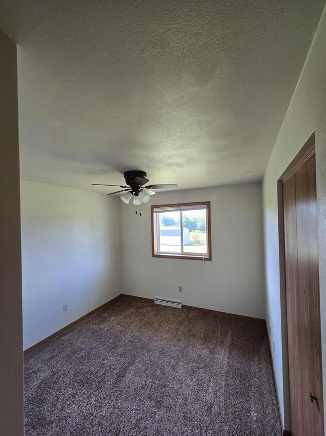 Building Photo - Townhouse (2 bdrm with 2.5 car garage, yard, private basmnt)