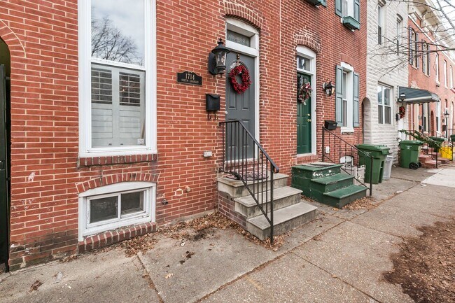Building Photo - Amazing 3 bed 2 bath with a roof top deck ...