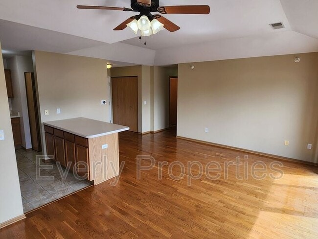 Building Photo - 6935 70th Ct